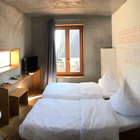 Haus 12 *